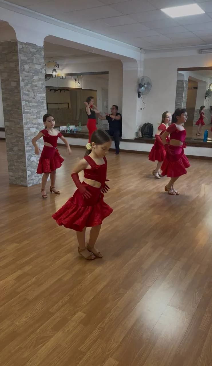 Gruppo di giovani allieve che prova una coreografia in sala