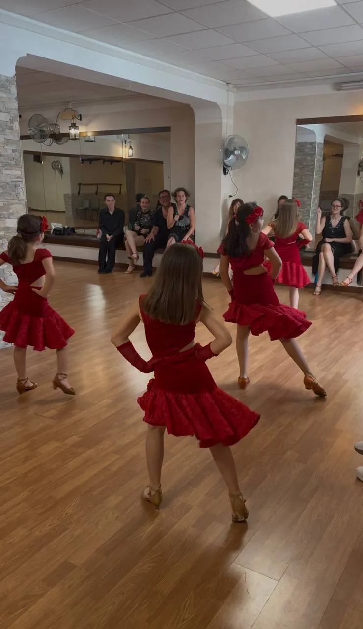 Bambine durante una lezione di danza coreografica alla New Art&Motion Academy