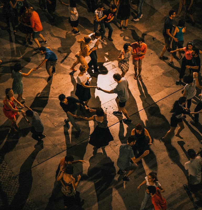 Persone adulte che ballano insieme durante una serata sociale