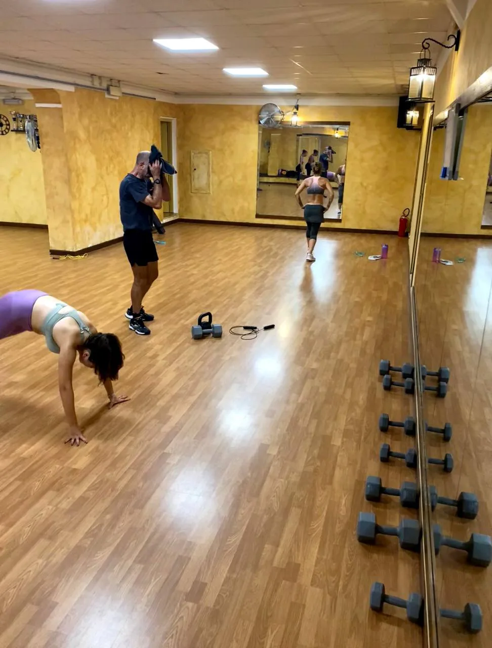 Allenamento di gruppo con piccoli attrezzi nella sala di Riano