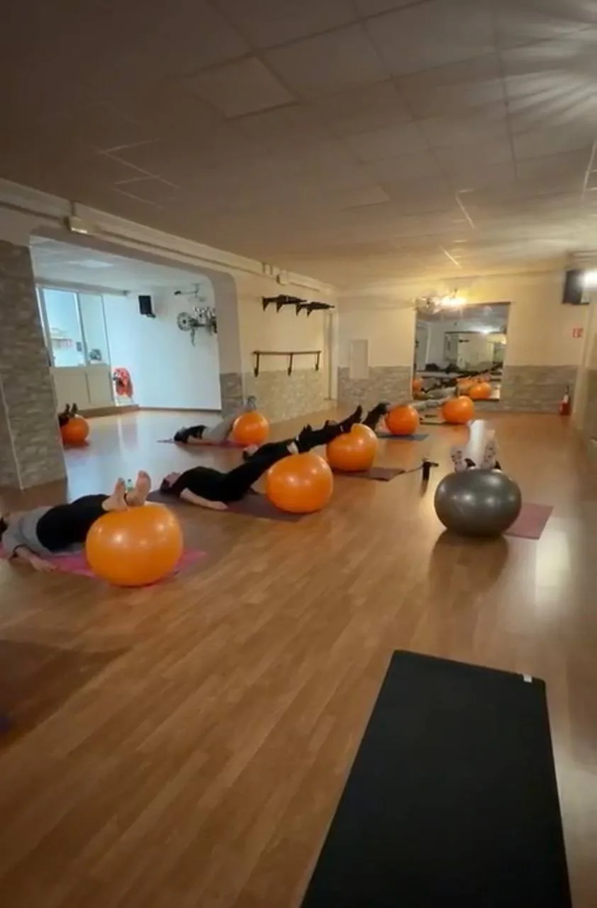 Lezione di Pilates con piccoli attrezzi alla New Art&Motion Academy