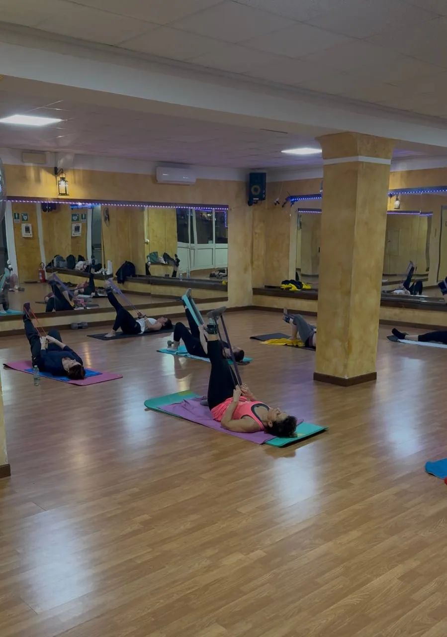 Gruppo lavora su controllo e mobilità durante Pilates