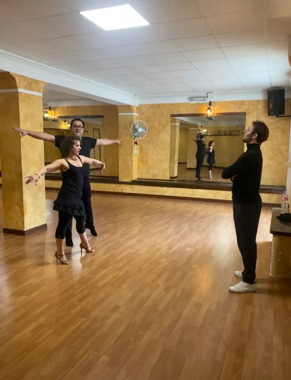 Insegnante guida una coppia durante Social Dance