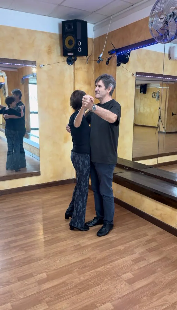 Coppia lavora sulla posizione durante Social Dance