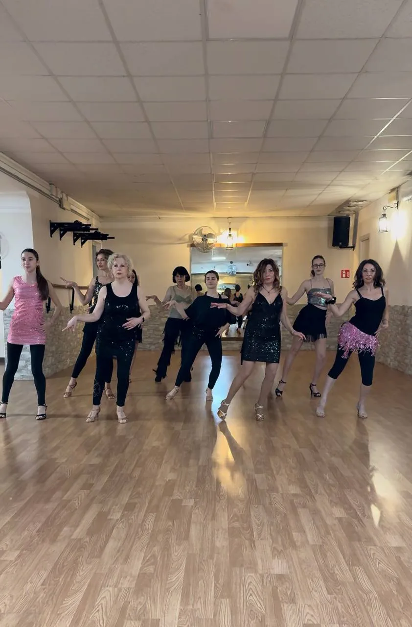 Gruppo avanza insieme durante una coreografia Woman Latin Style