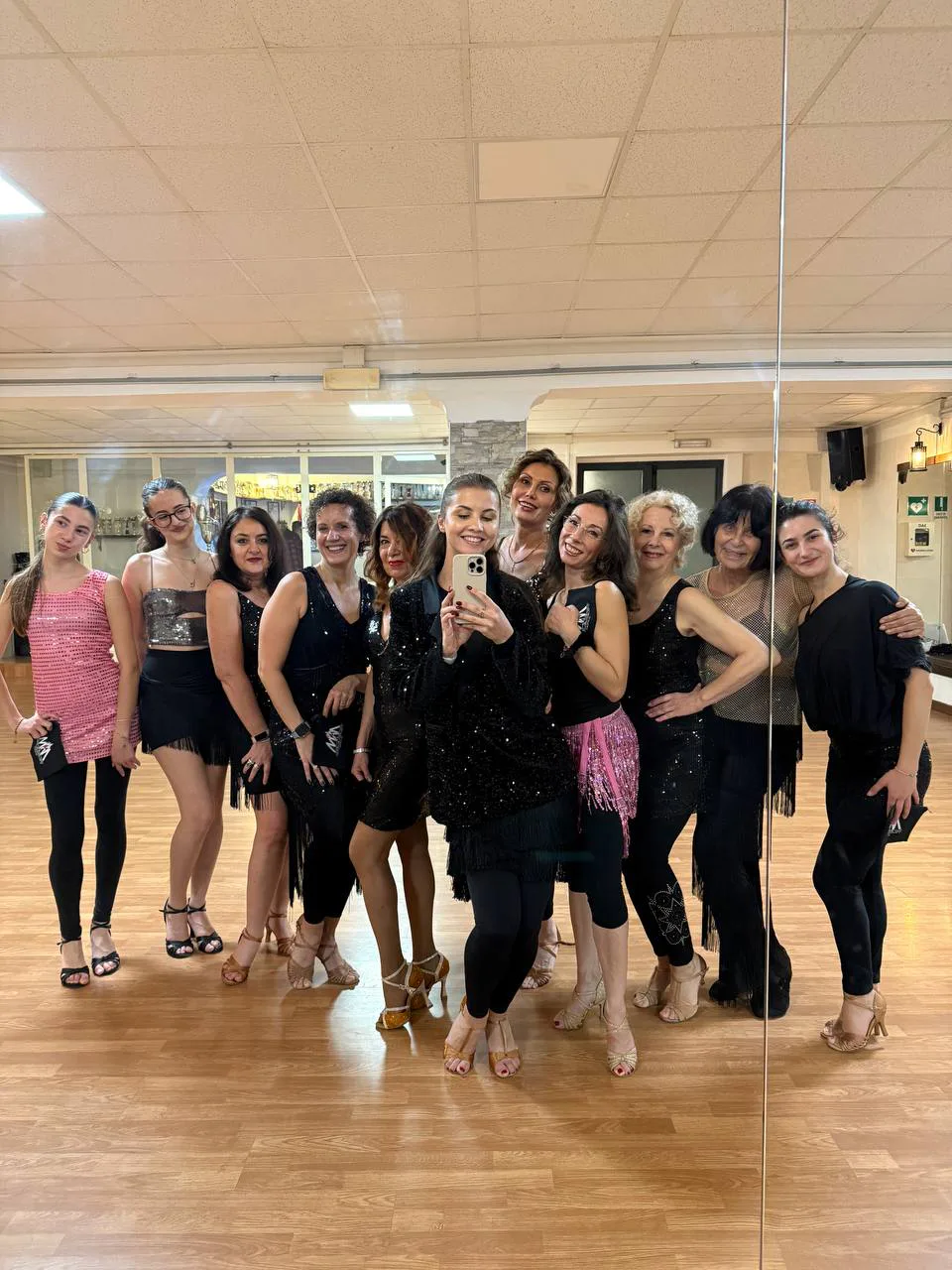 Gruppo di Woman Latin Style posa insieme dopo la lezione