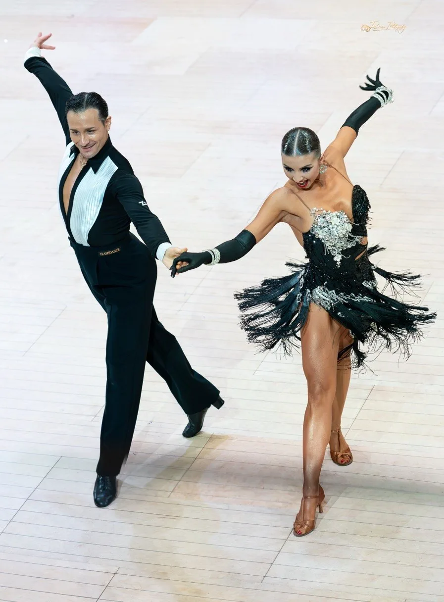 Kevin Baccanale e Darya Palishchuk durante una competizione di danza