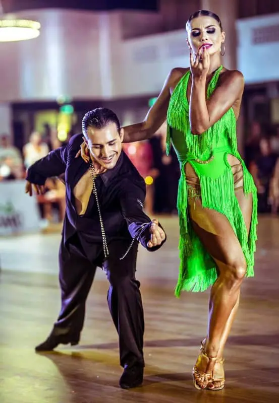 Kevin Baccanale e Darya Palishchuk durante una competizione di danza